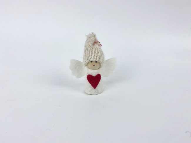 Engelgutt hvit m/lue og rødt hjerte 7 cm