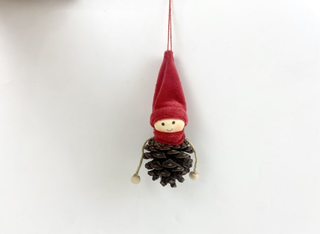 Hengepynt nissejente kongle m/rød lue 11 cm