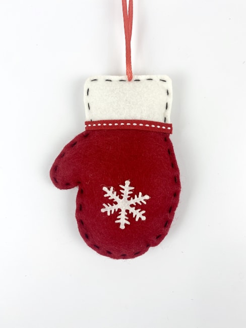 Hengepynt rød vott med snøkrystall 12 cm