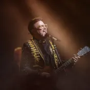 thumbnail image for Aleks Syntek