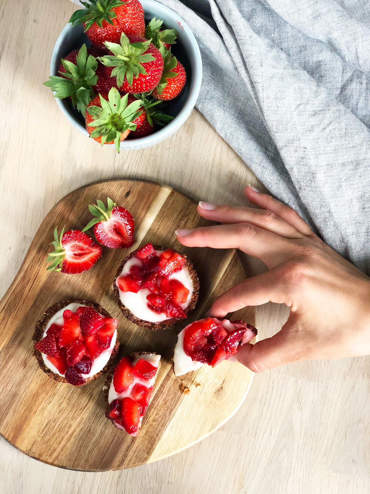 https://res.cloudinary.com/foodtactics/image/upload/f_auto,q_auto,w_auto,dpr_auto,c_scale/v1575915604/vegan-strawberry-tartlettes-2_tzx50z.jpg