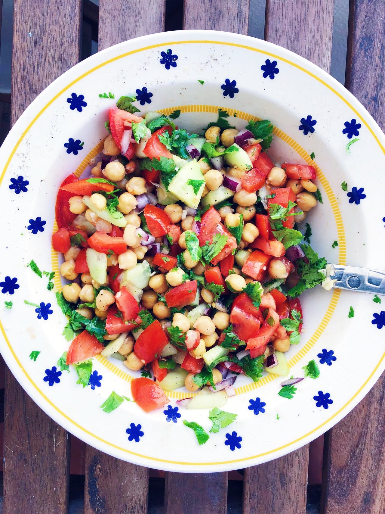 https://res.cloudinary.com/foodtactics/image/upload/f_auto,q_auto,w_auto,dpr_auto,c_scale/v1576848020/vegan-chickpea-salad-001_asytne.jpg