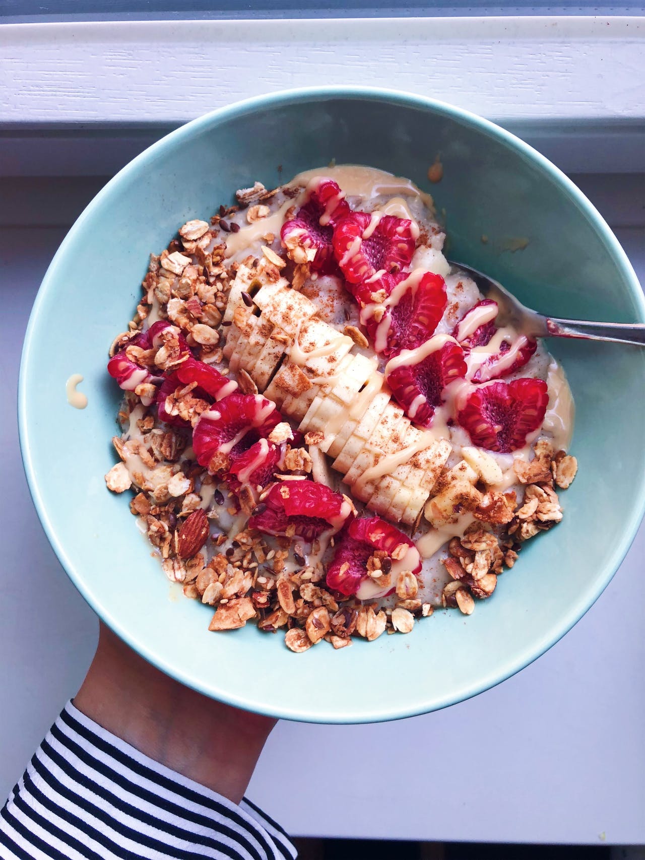 https://res.cloudinary.com/foodtactics/image/upload/f_auto,q_auto,w_auto,dpr_auto,c_scale/v1576849191/porridge-bowl-with-raspberries-03_ur5typ.jpg