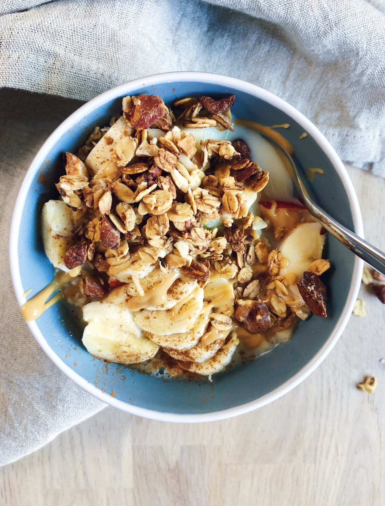https://res.cloudinary.com/foodtactics/image/upload/f_auto,q_auto,w_auto,dpr_auto,c_scale/v1576849213/porridge-bowl-with-chia-pudding-02_m1rlof.jpg