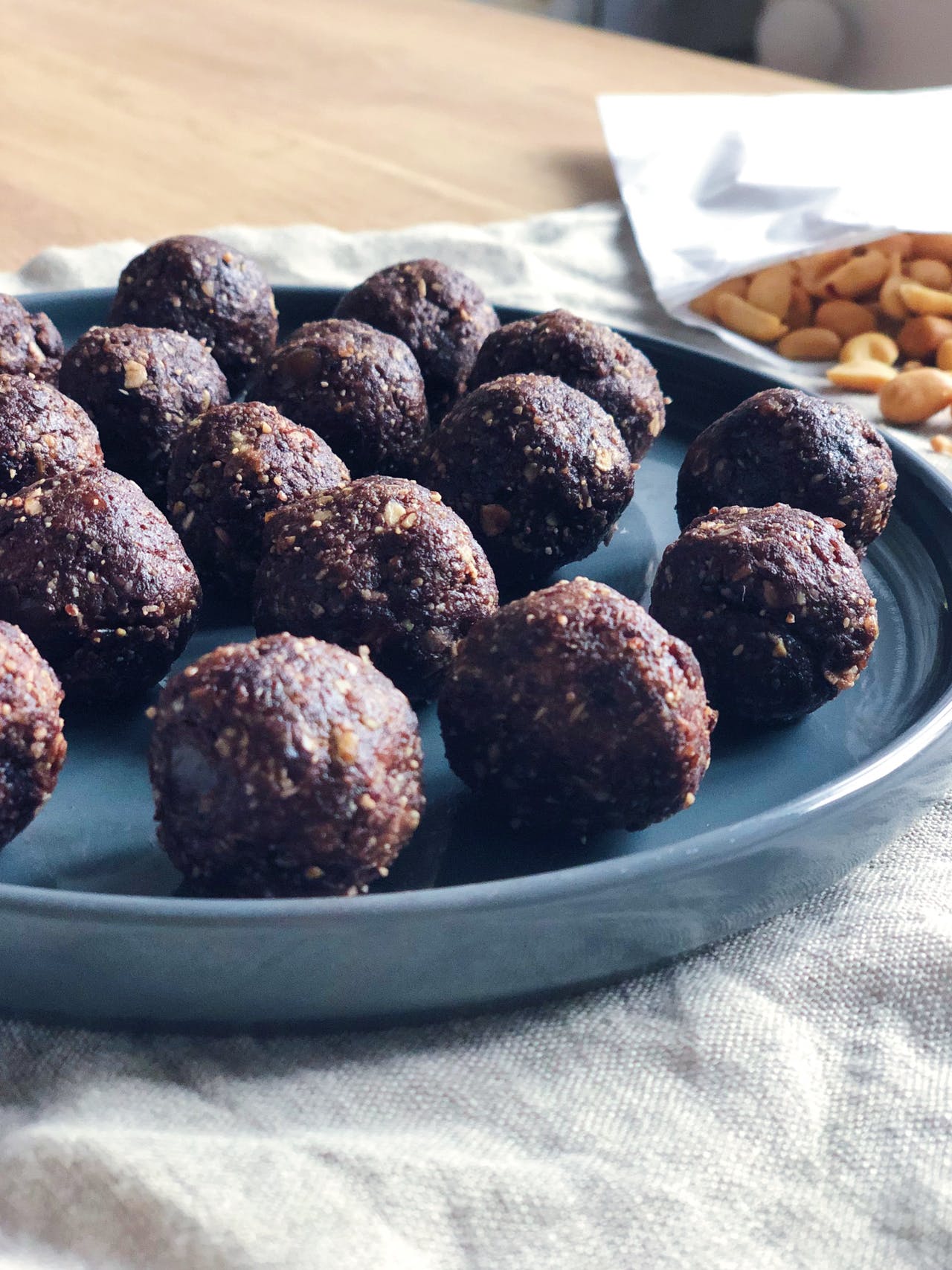 https://res.cloudinary.com/foodtactics/image/upload/f_auto,q_auto,w_auto,dpr_auto,c_scale/v1576850833/Peanut-chocolate-energy-balls-002_gswmbd.jpg