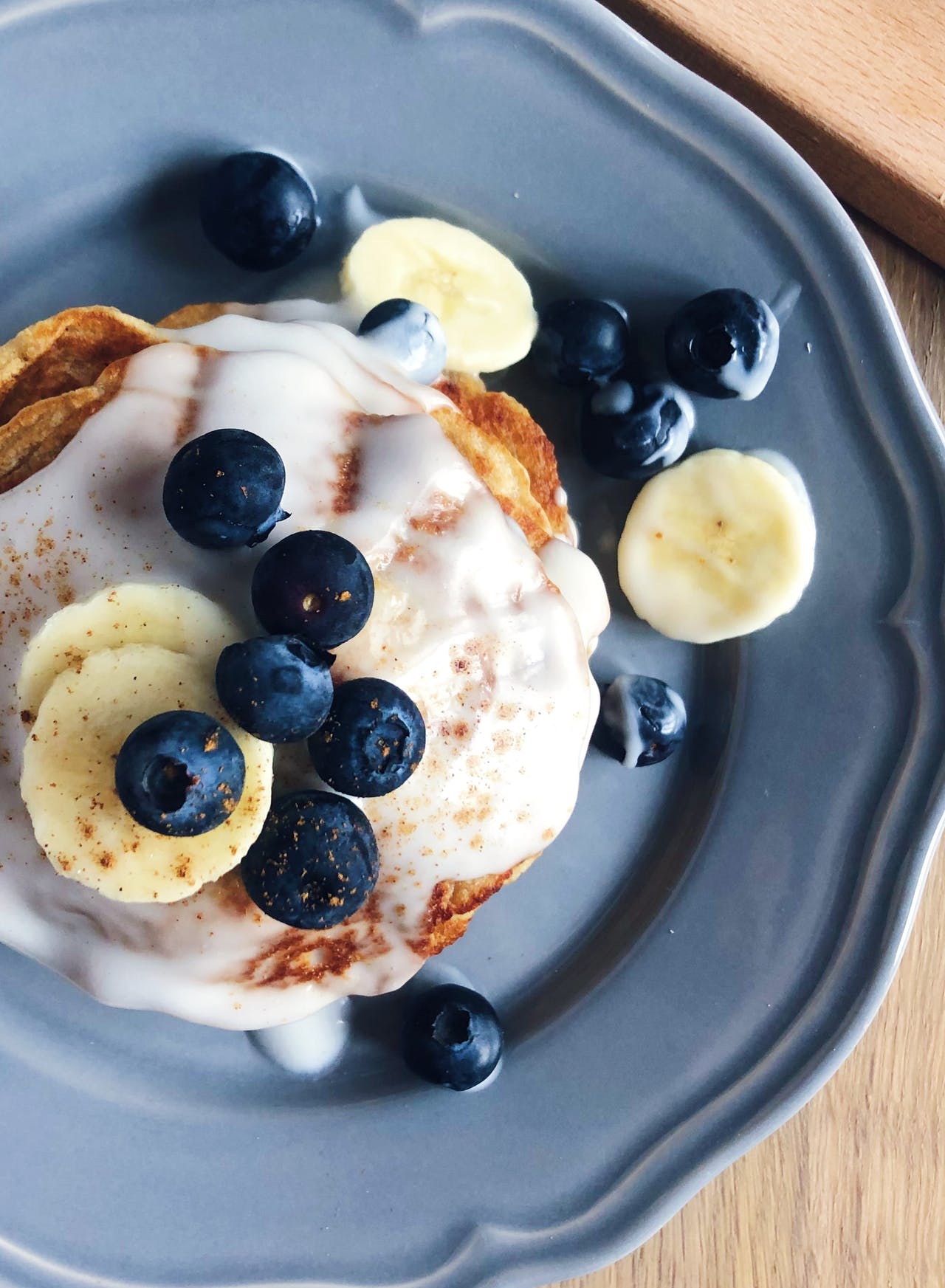 https://res.cloudinary.com/foodtactics/image/upload/f_auto,q_auto,w_auto,dpr_auto,c_scale/v1576851086/vegan-banana-pancakes-003_ftozde.jpg