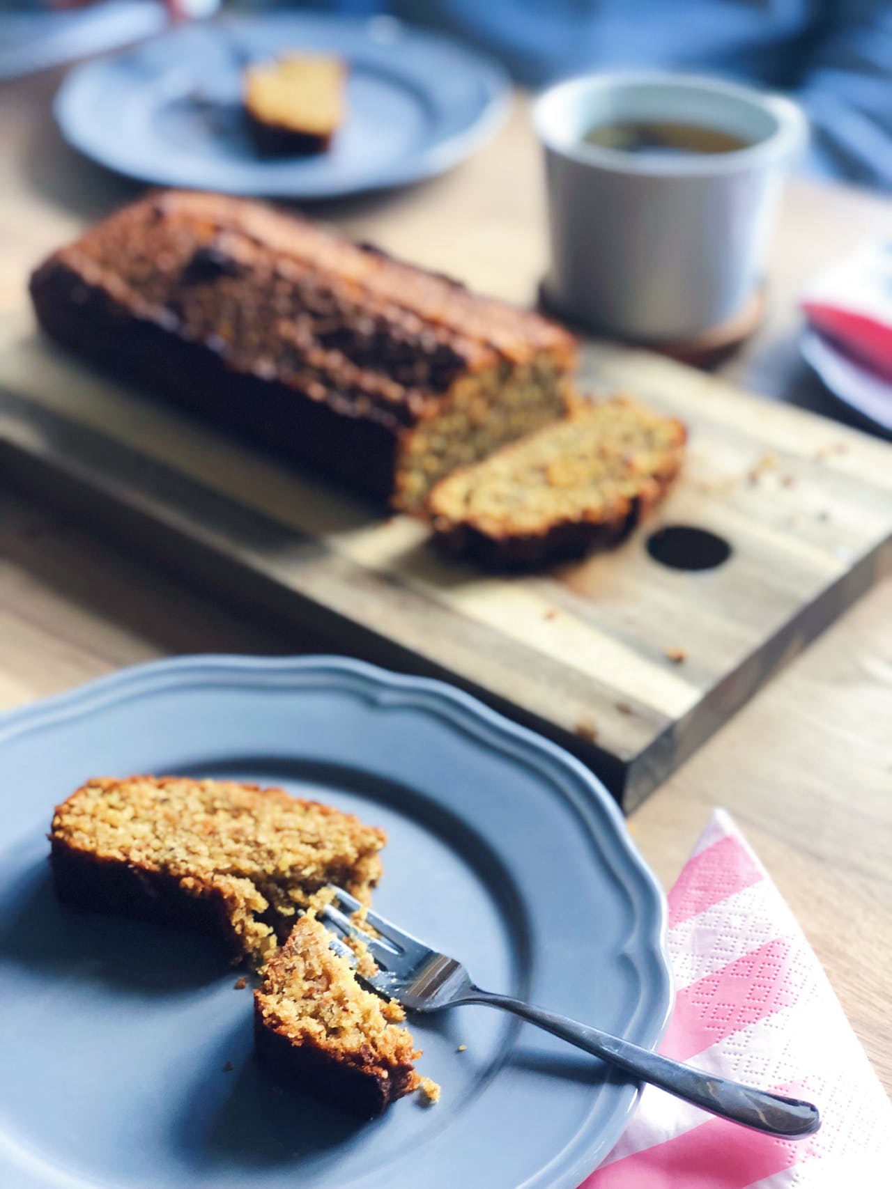 https://res.cloudinary.com/foodtactics/image/upload/f_auto,q_auto,w_auto,dpr_auto,c_scale/v1576853383/Orange-chia-loaf-on-plate_rccivz.jpg