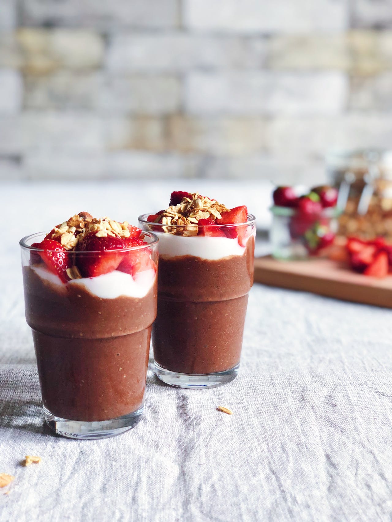 https://res.cloudinary.com/foodtactics/image/upload/f_auto,q_auto,w_auto,dpr_auto,c_scale/v1576854324/vegan-chocolate-pudding-in-glass_y7lkfd.jpg