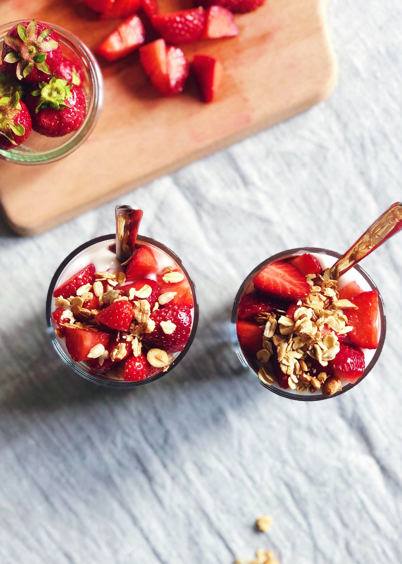 https://res.cloudinary.com/foodtactics/image/upload/f_auto,q_auto,w_auto,dpr_auto,c_scale/v1576854335/vegan-chocolate-pudding-from-above_xfxm0w.jpg