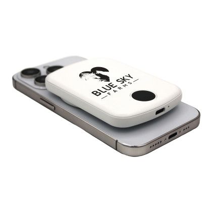 Custom iGo Plus 5,000mAh MagSecure Charger - White Lifestyle Custom iGo Plus 5,000mAh MagSecure Charger - White Lifestyle