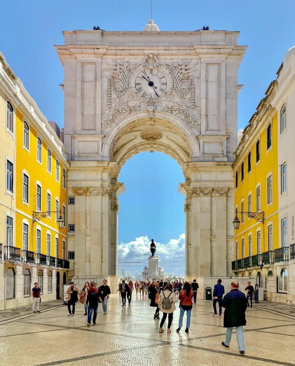 Advisor - Discover Lisbon: A Journey Through History, Culture and Charm