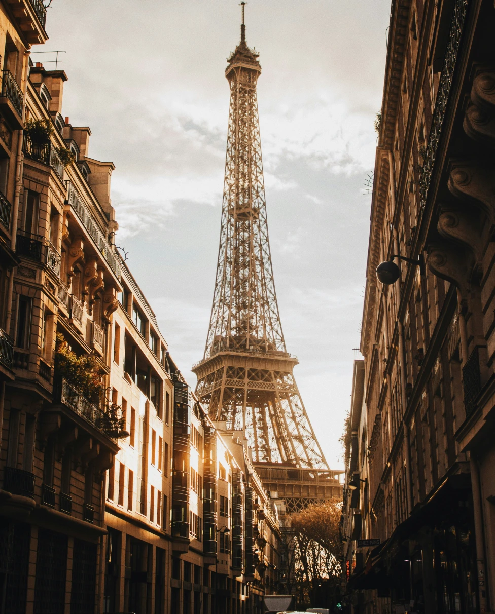 Advisor - Mother & Daughter: In Paris