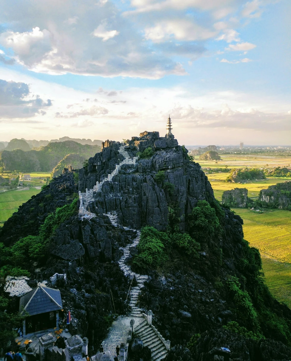 Advisor - A First-Timer's Action-Packed Guide to Vietnam