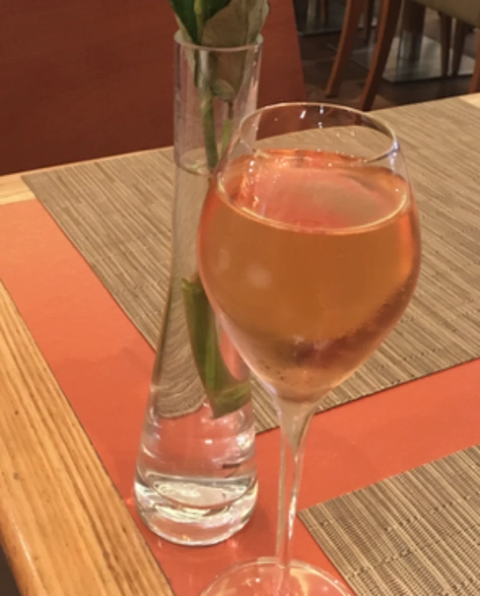 Advisor - Effervescent Paris: The Champagne Edit