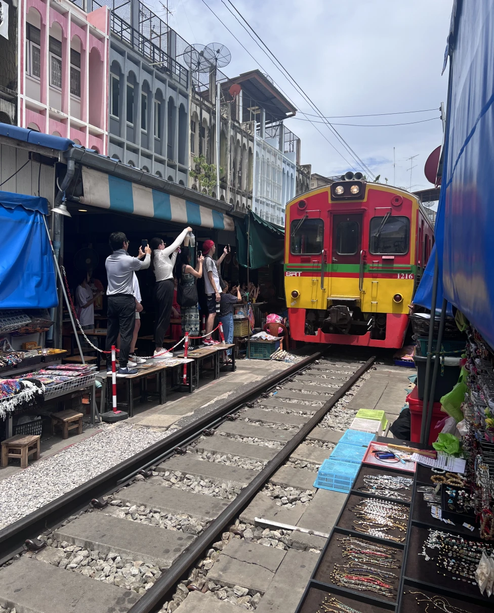 Advisor - Bangkok Uncovered: A Journey Through Temples, Rooftops & Street Eats