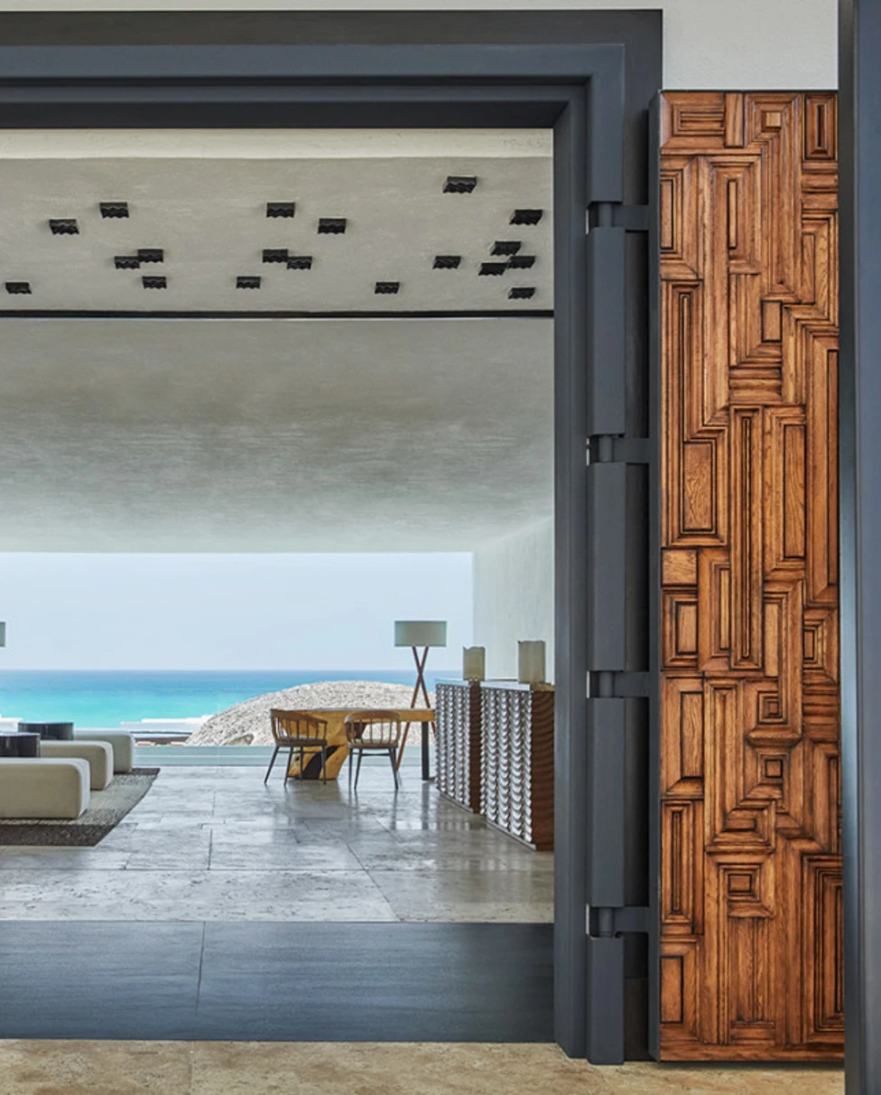 Lobby and front desk area overlooking ocean view.