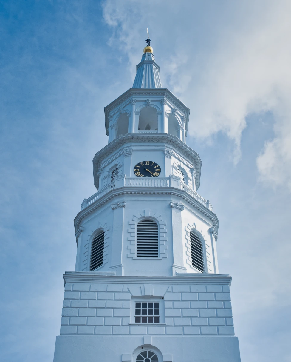 Charleston, South Caroline monument against the sky.