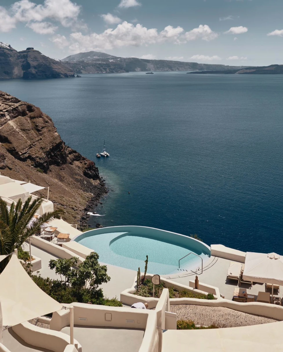 A cliff-side pool overlooking the ocean.