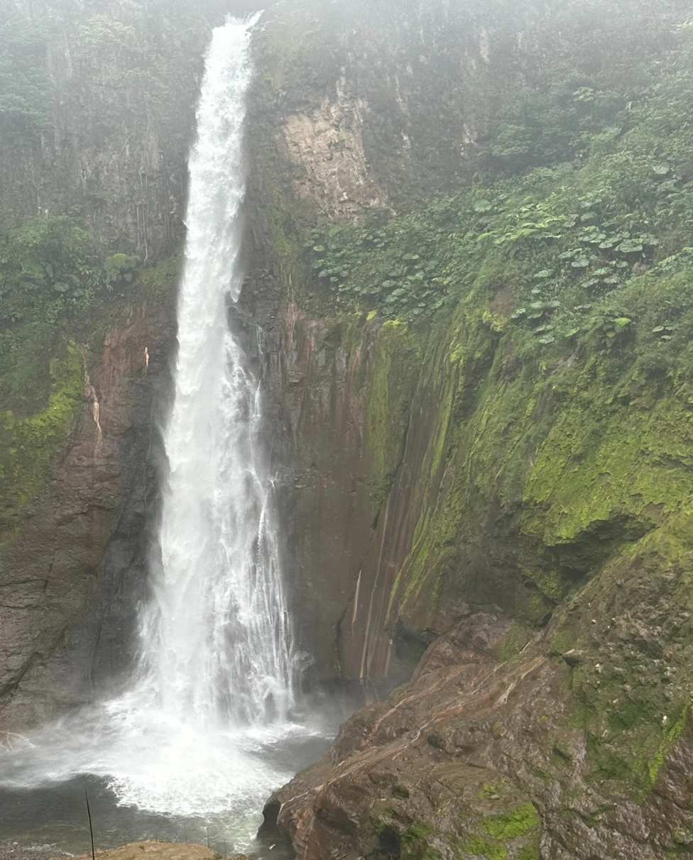 A picture of a waterfall between the mountains during daytime.