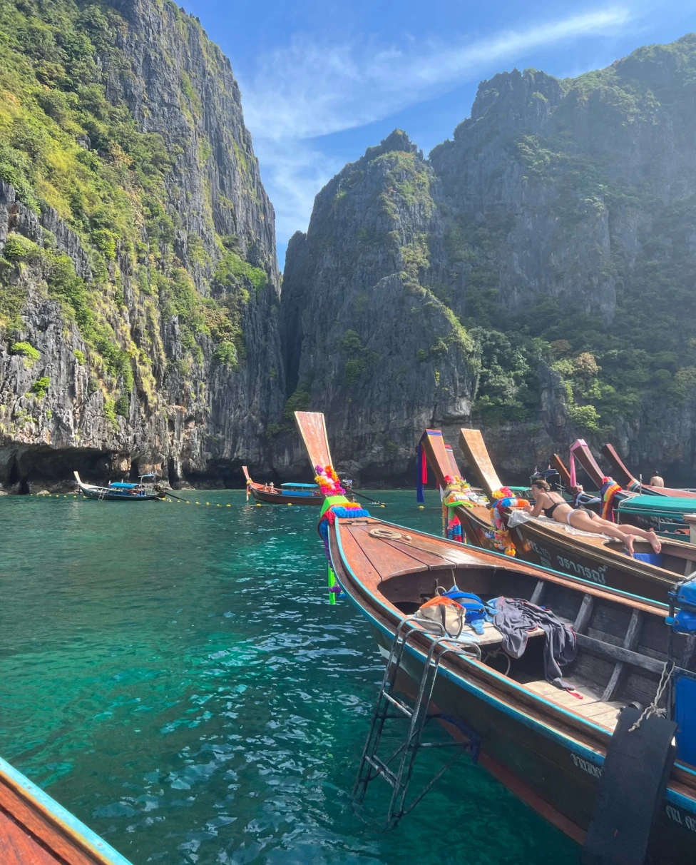 Narrow boats in the water during the daytime