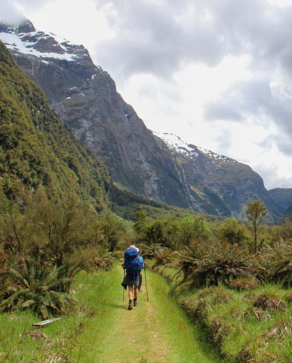 Hiking in New Zealand offers breathtaking landscapes making it a paradise for outdoor enthusiasts and nature lovers.