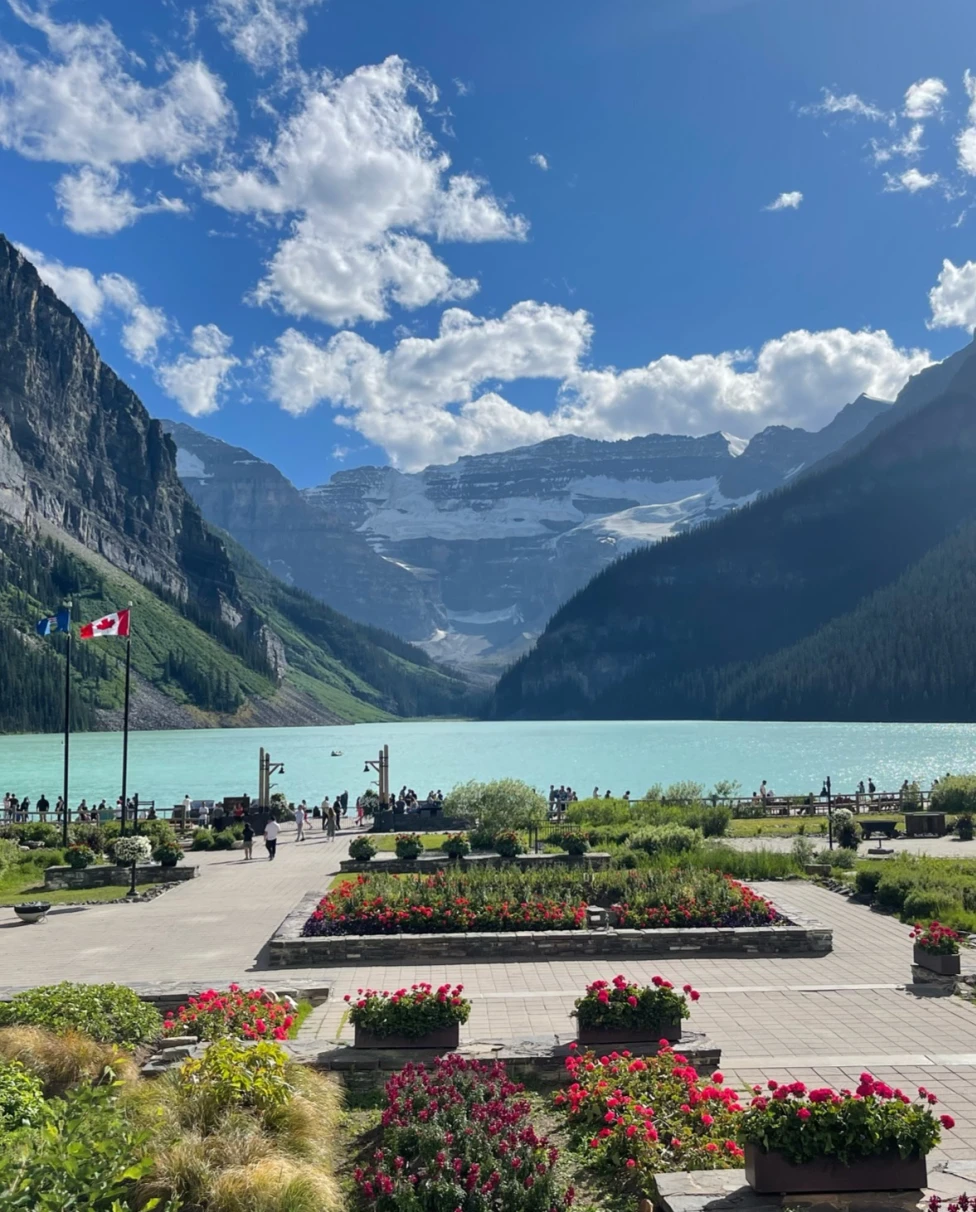 Fairmont Château Lake Louise has a stunning mountain setting.