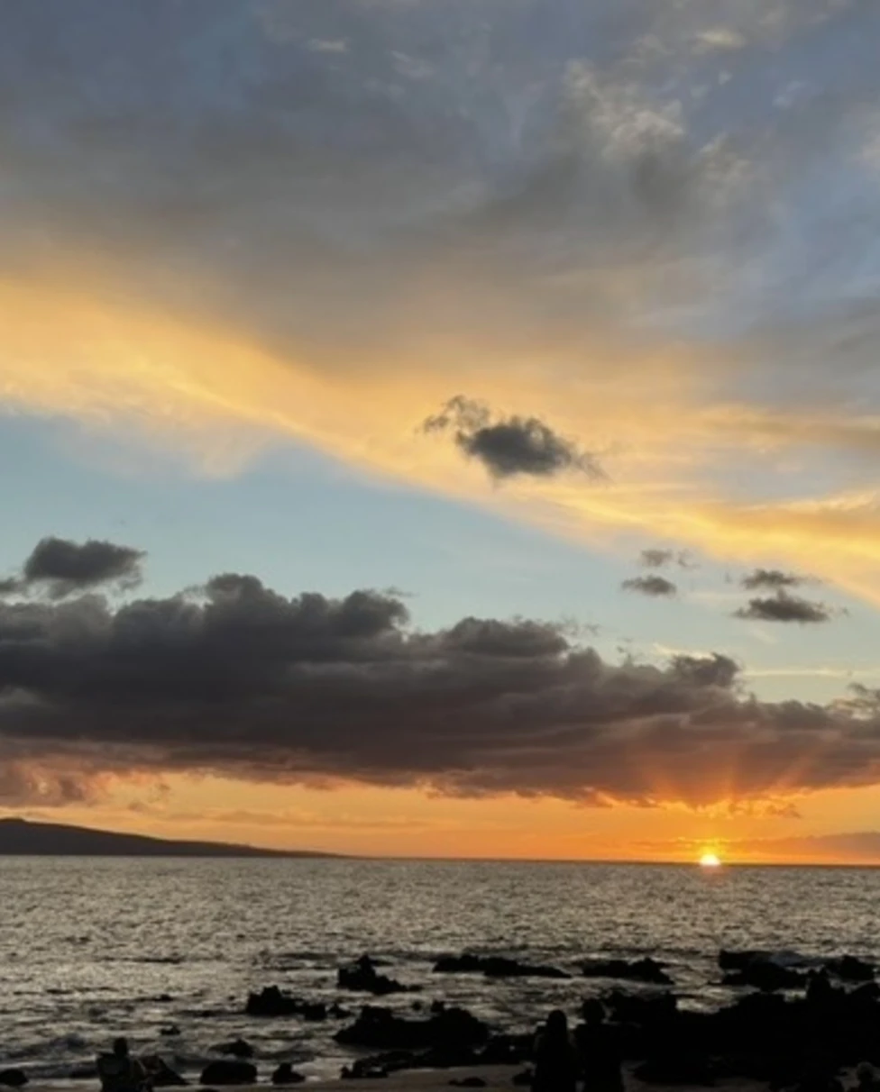 This image captures a serene and picturesque sunset over the ocean.