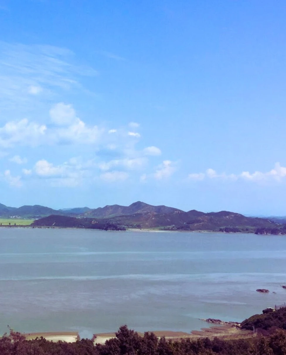 Island during daytime.