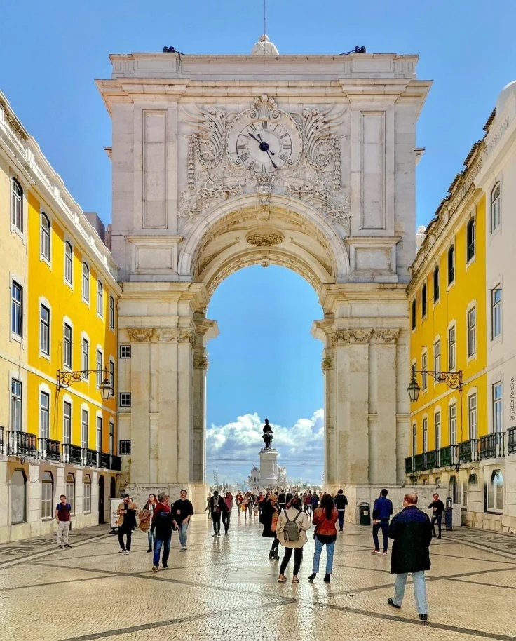 Discover Lisbon: A Journey Through History, Culture and Charm curated by Christina Gales