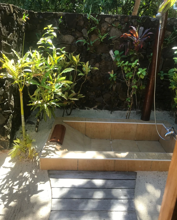 beach villa outdoor bath - Jan Bonville