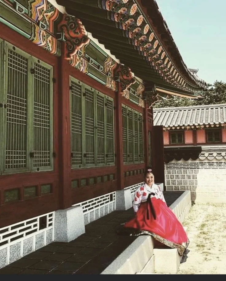 advisor in a traditional set up and dress