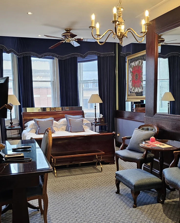 A hotel bedroom