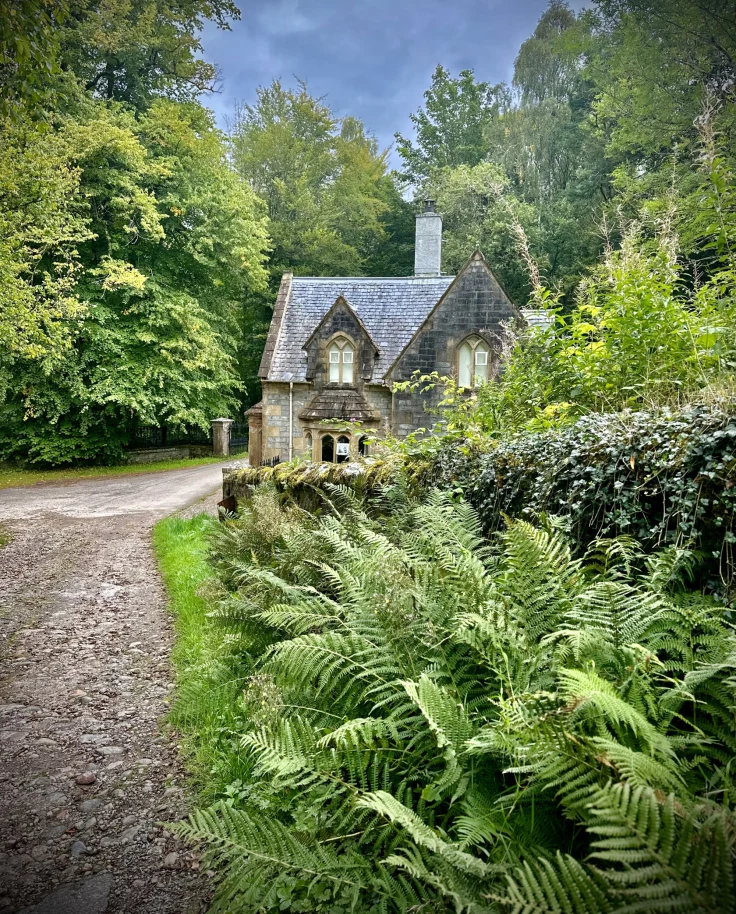 Scottish Highlands cottage picture during daytime