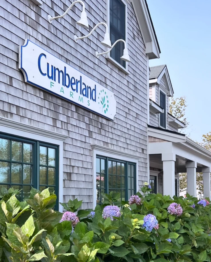 A building with sign Cumberland Farms.