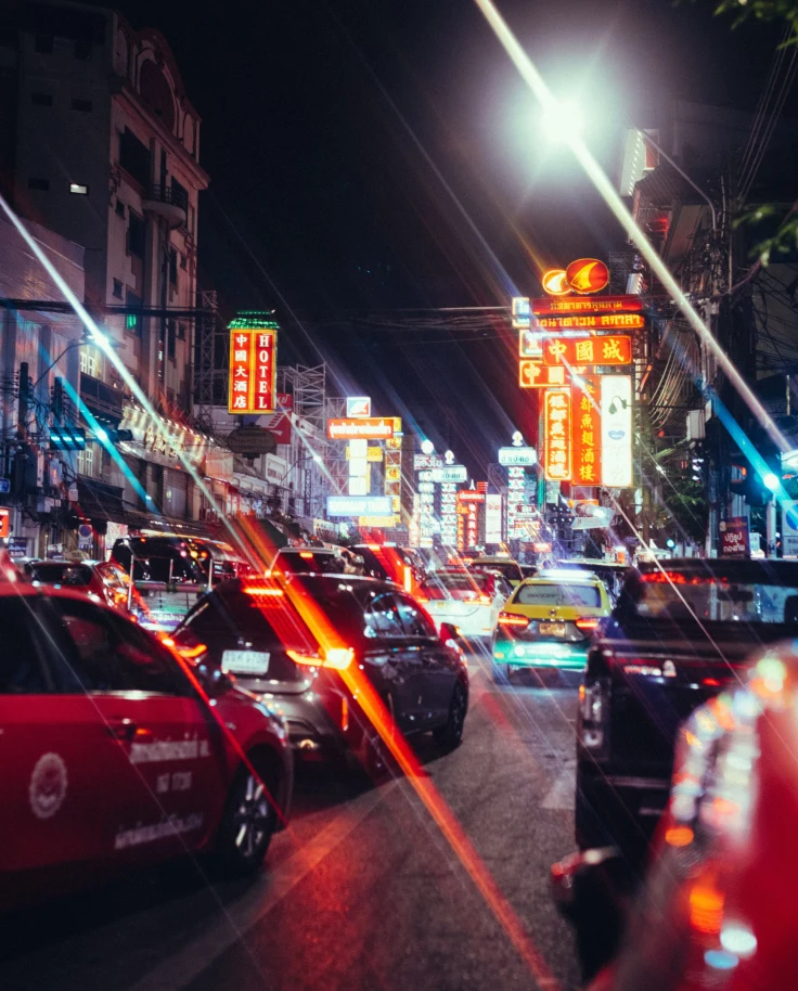 A city street filled with lots of traffic at night.