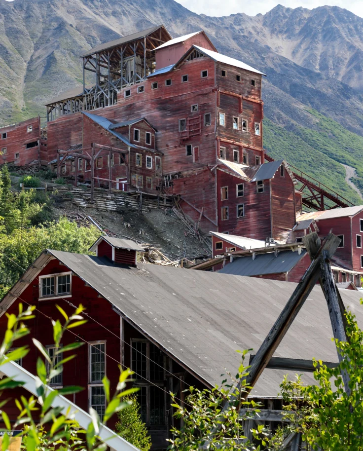 Brown reddish house near mountain.