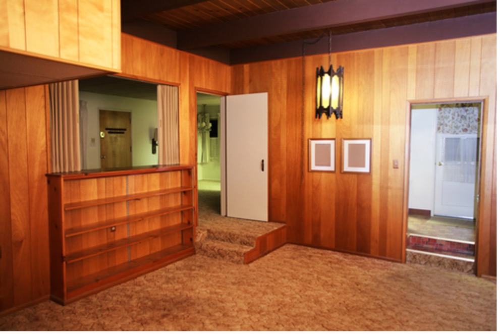 A room with a door and stairsDescription automatically generated