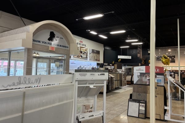 Flooring shop serving the Orland Park, IL area