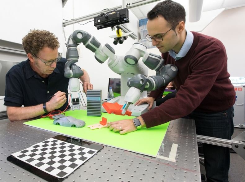 Ken Goldberg et Juan Aparicio testent l'abilité de DexNet 2.0 à saisir des objets. (DR)