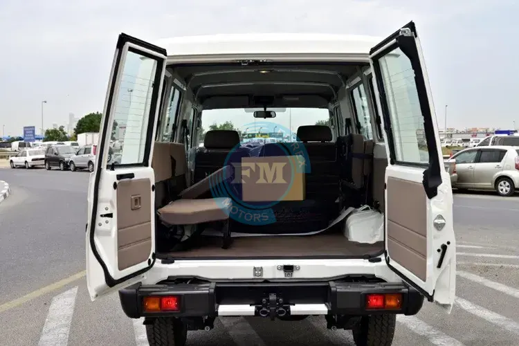 2025 TOYOTA LAND CRUISER 78 HARDTOP LWB 2.8LDIESEL 9-SEATER 4WD MANUAL CARGO SPACE