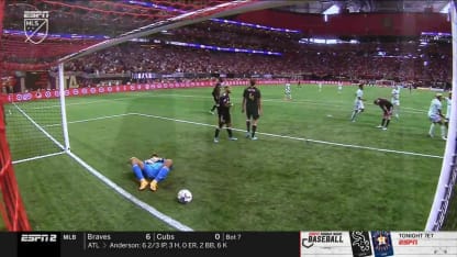 Josef Martínez scores after a counter attack, assisted by Luiz Araújo
