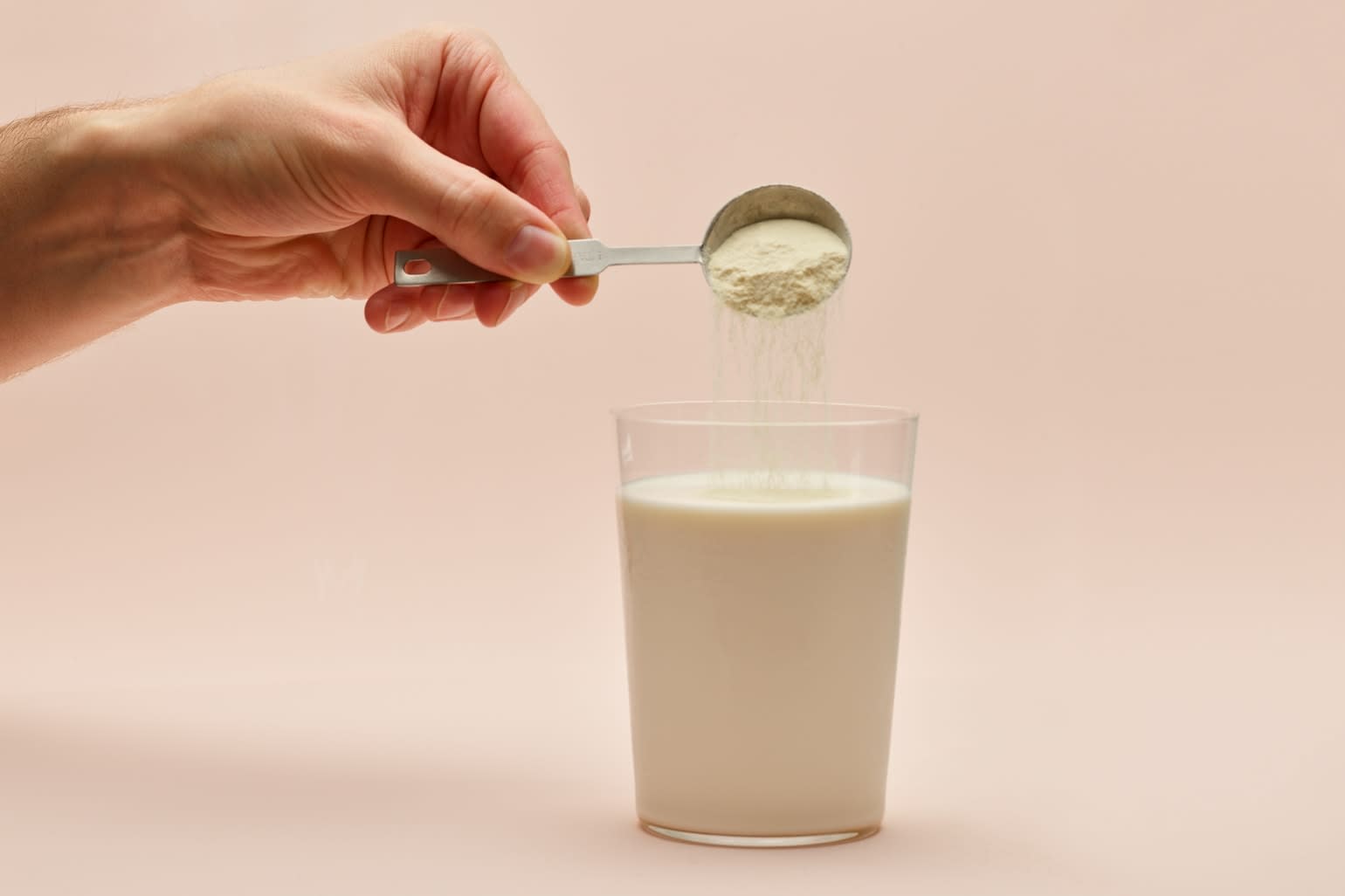 Making a vanilla collagen shake