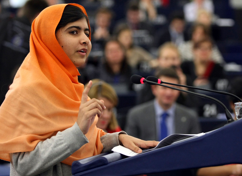 Malala Yousafzai på talerstolen. Foto.