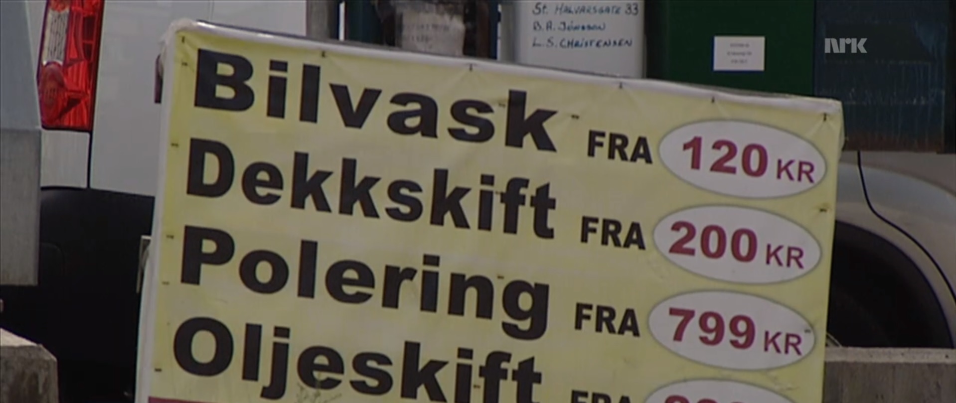 Skjermdump fra NRK-reportasje. Bildet viser en plakat som reklamerer for billig bilvask.