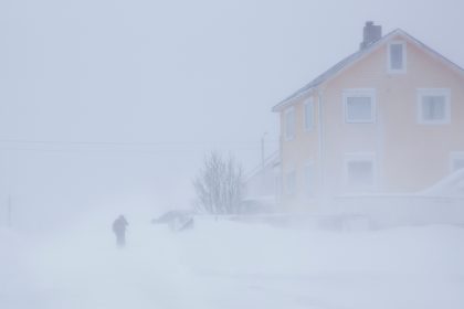 Gult hus i snøstorm