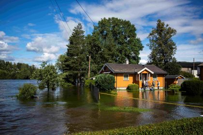 Hus med oversvømmt hage