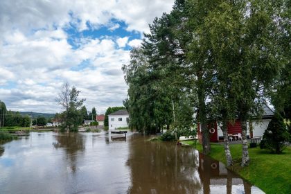 Oversvømmet elv i hage