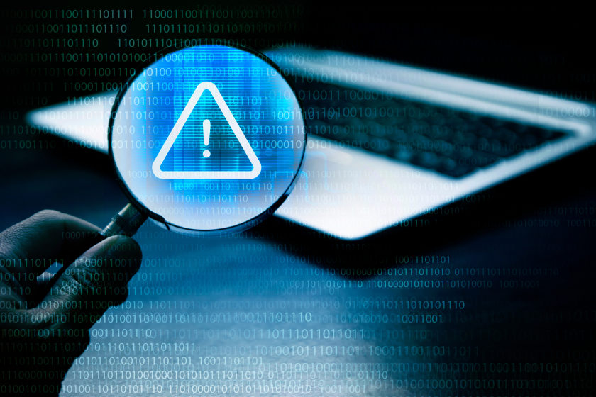 Varselinkon foran en laptop