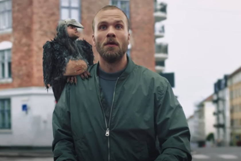 Mann med fugle på skulderen