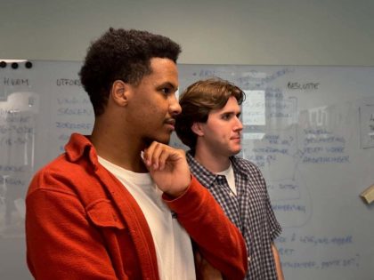 To gutter som følger med